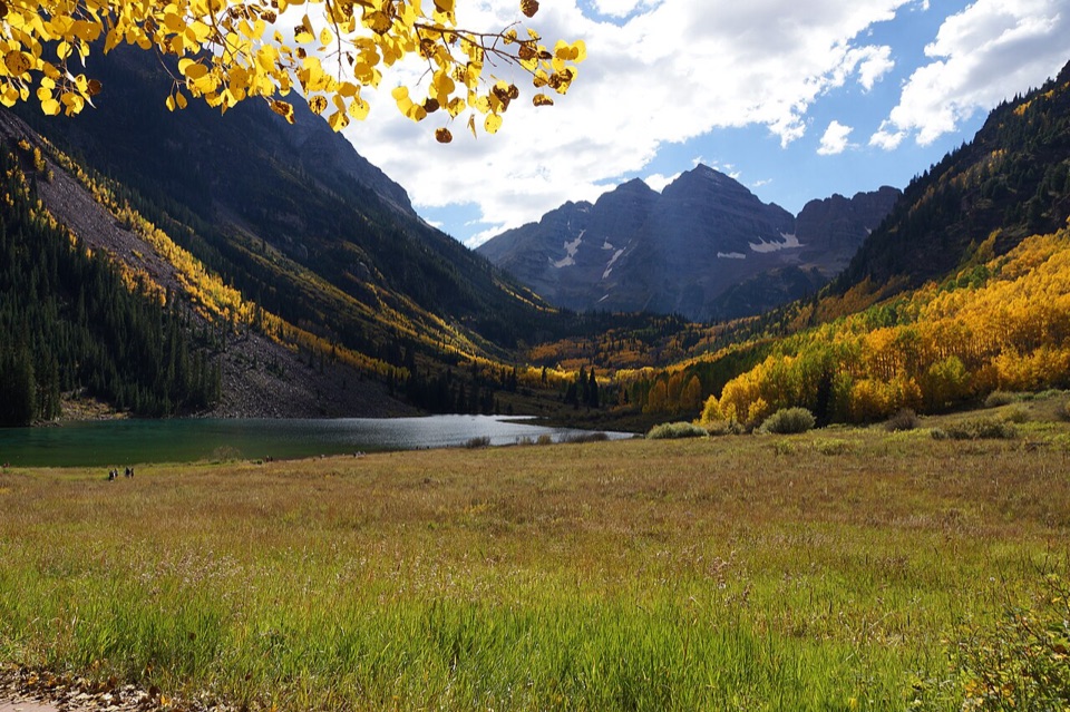 Scenic Maroon Bells peaks and alpine lake in the Colorado Rocky Mountains