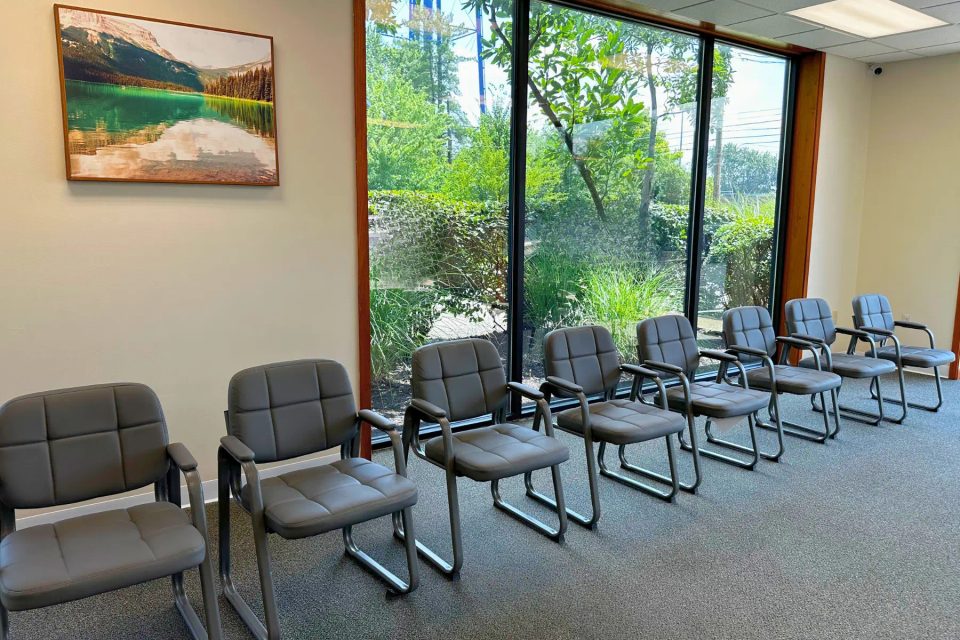 Arista Recovery Ohio: Sunlit group therapy room with leather chairs at Arista Recovery Ohio