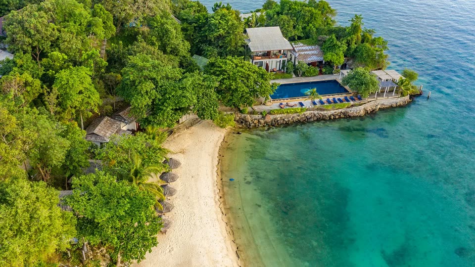 Holina Rehab Thailand: Aerial view of the beachfront sanctuary, tropical gardens, and infinity pool on Koh Phangan