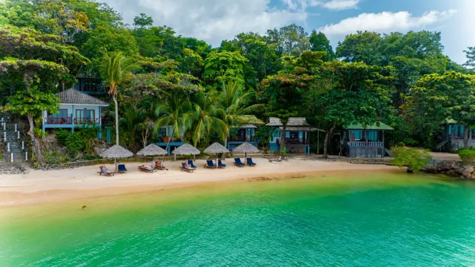 Holina Rehab Thailand: Private luxury suite with tropical garden and ocean views