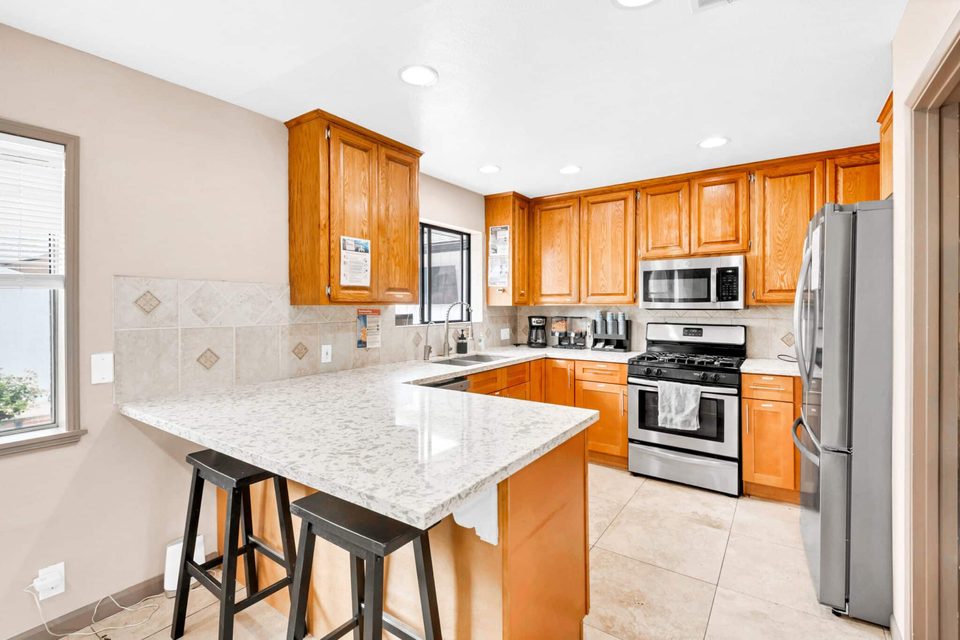 Northridge Addiction Treatment Center: Onsite chef kitchen and breakfast bar for daily resident meals