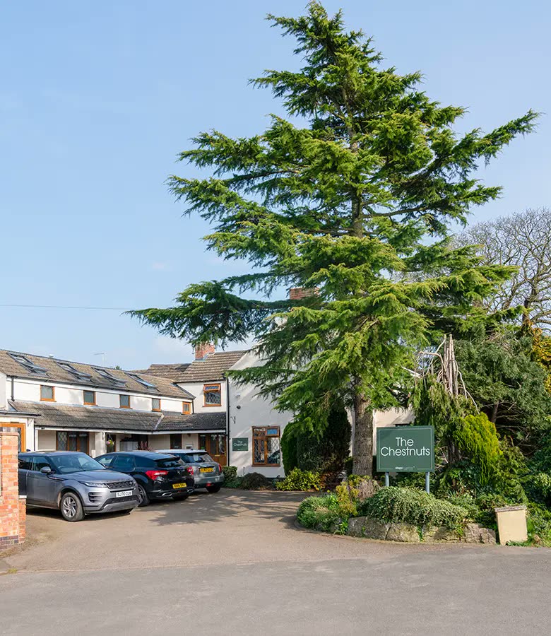 Steps Together The Chestnuts: Private en-suite bedroom in the 7-bed Leicestershire residence